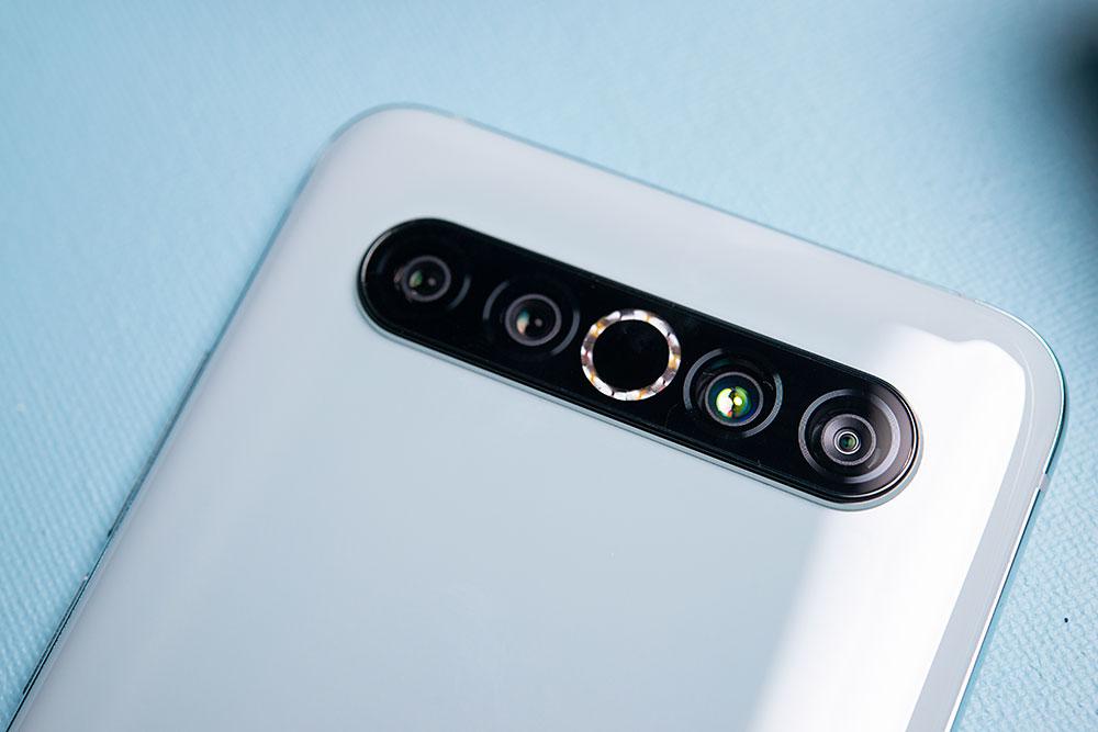 魅族17 pro采用横排摄像头设计,采用了6400万像素的主摄像头,配合800