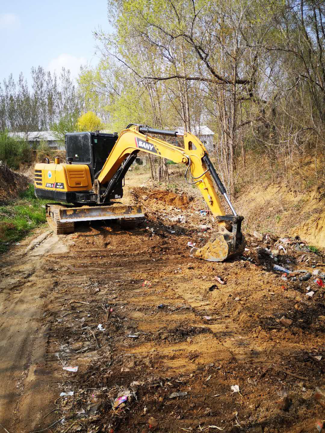 平度崔家集开展国省道路沿线环境洗脸行动