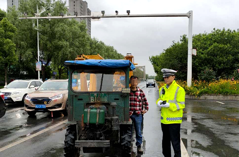 常德交警直屬一大隊嚴查拖拉機違反