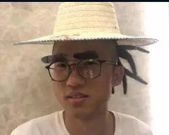 池子,本名王越池,生于1995年,曾作为嘉宾参加《今晚80后脱口秀》