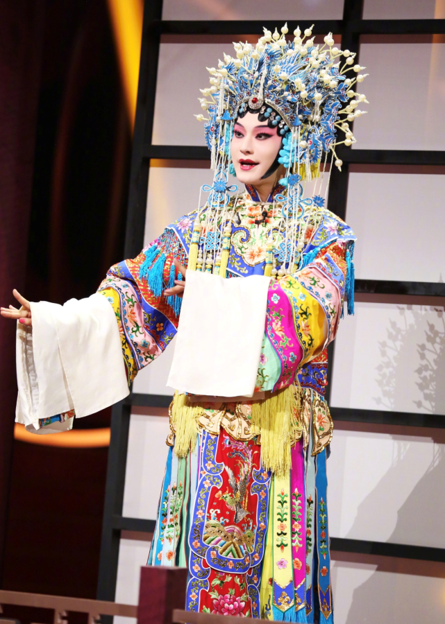 原创 黄晓明演技飙升!扮戏子又扮皇帝,20年容貌未变难道吃了防腐剂?