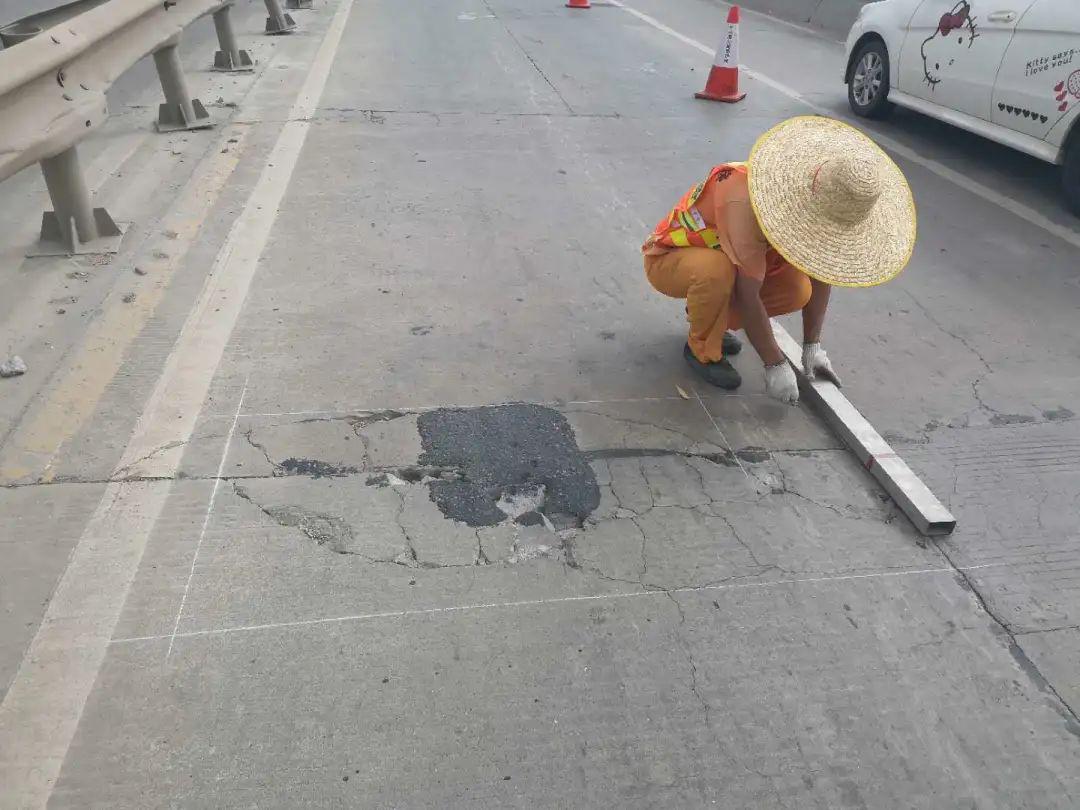 槽壁5铺设钢筋,用水浇湿坑槽及钢筋6快干水泥混凝土浇铸到坑槽里7抹面