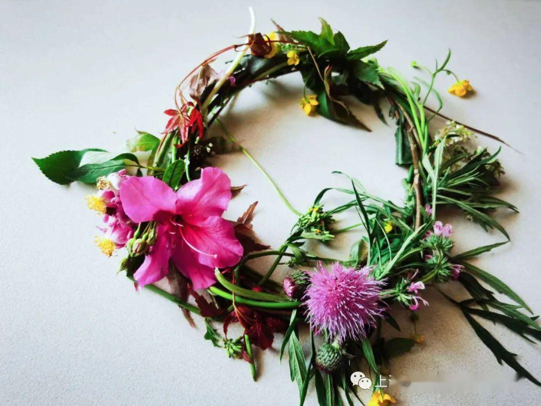我把野花摘下来,做成一个漂亮的花环,送给妈妈