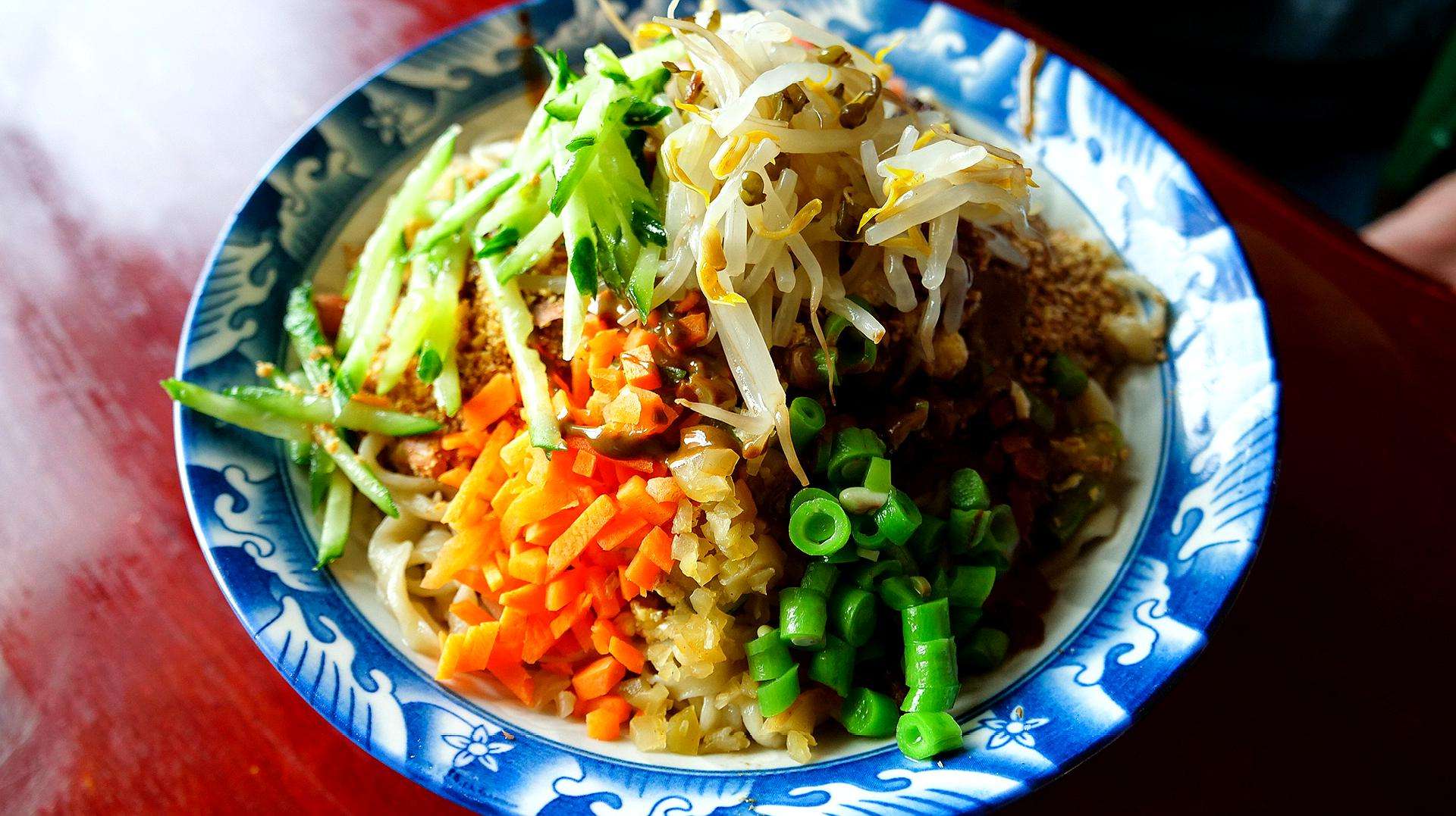 面条儿色如嫩柳,行若金丝缠碗.