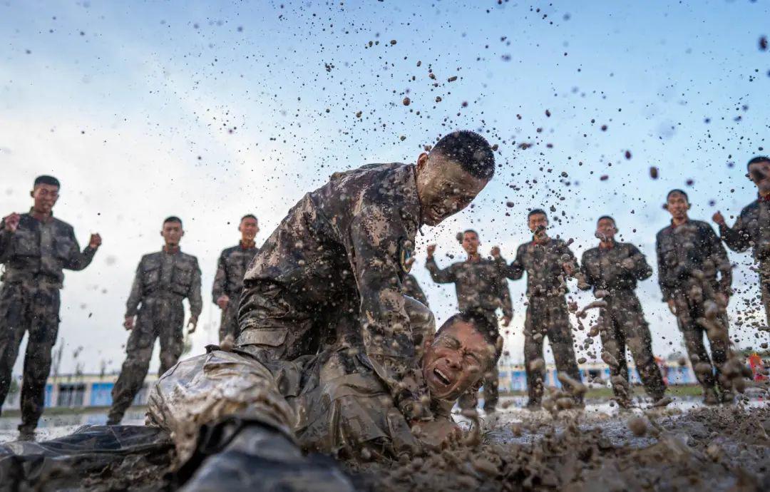 高清大图泥潭摔擒锤炼血性虎气