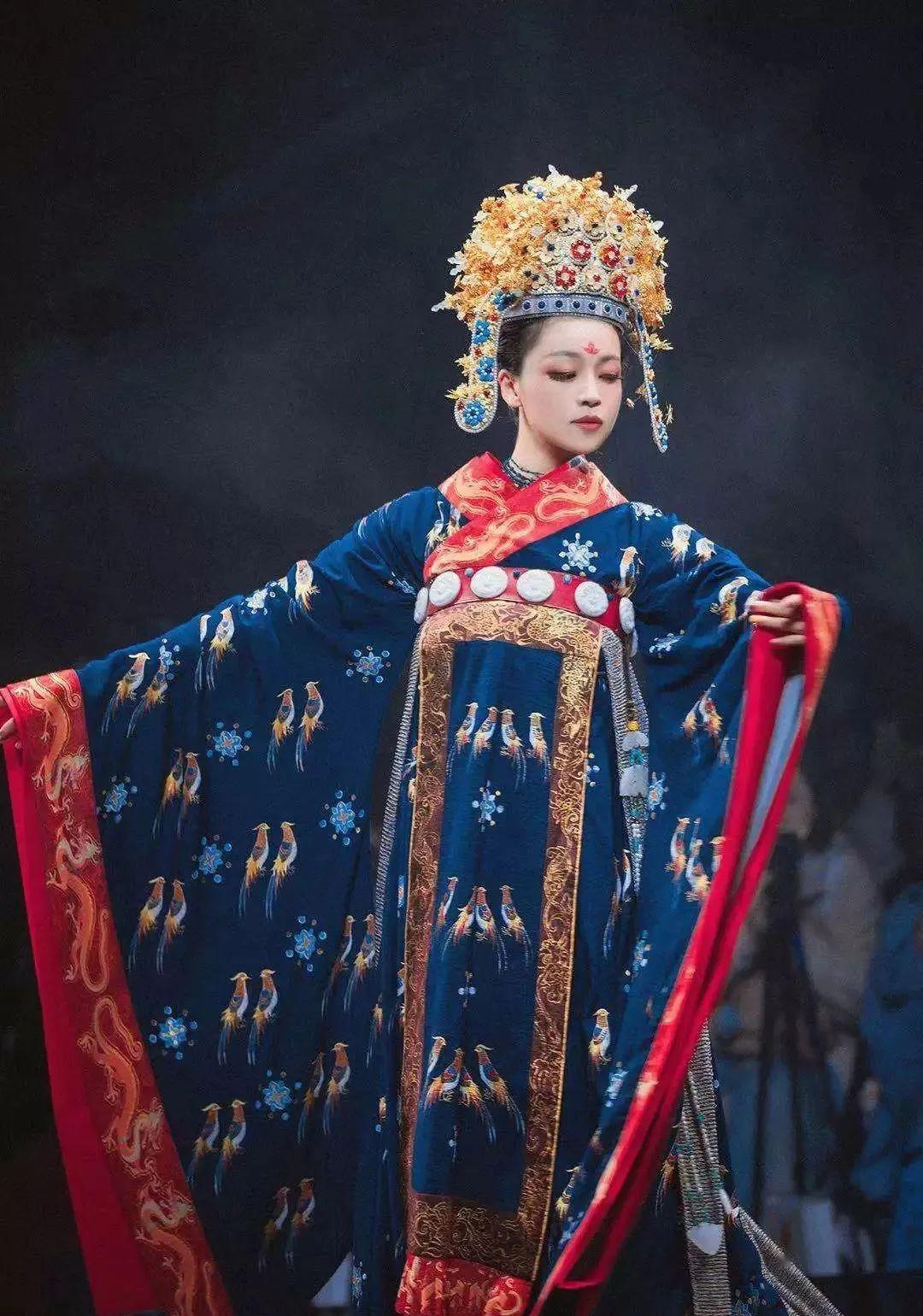 袆衣 · 愿在衣而为领承华首之余芳 |「禅衣汉裳」