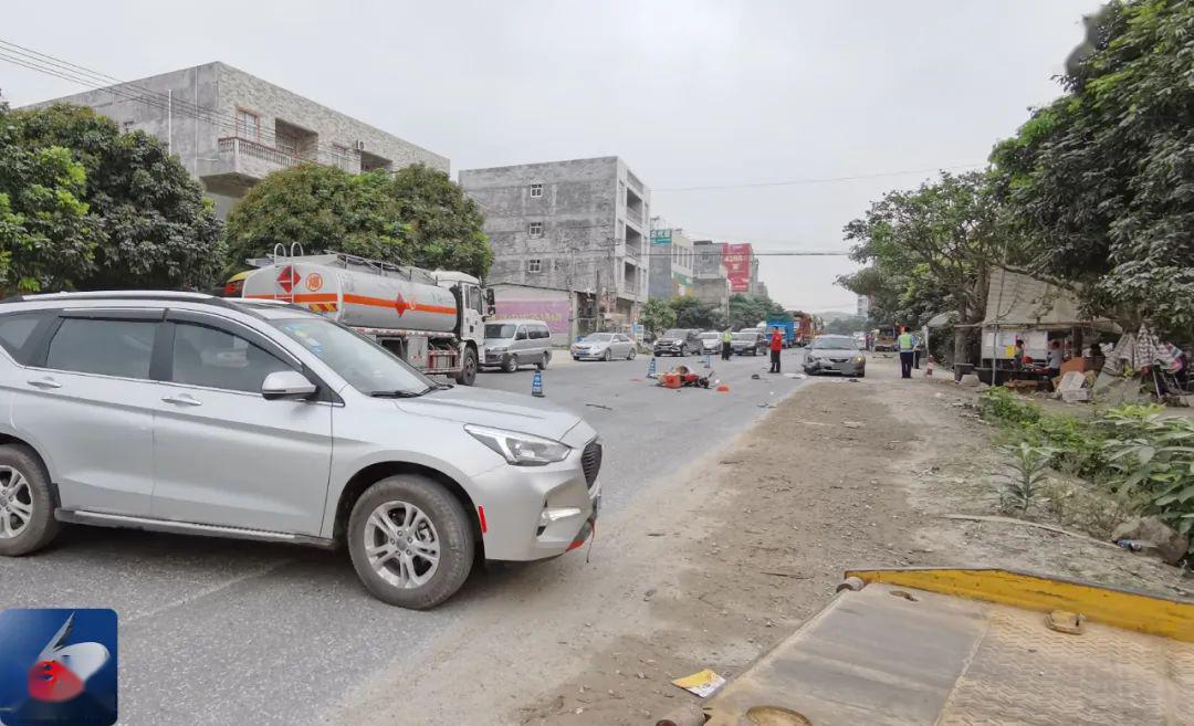 博白博龙路潭连路口发生一起车祸小车车头撞出大缺口