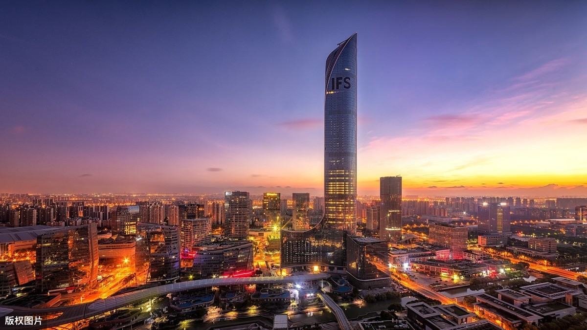 绿地中心 358米苏州绿地中心位于太湖之滨,占据苏州湾发展核心位置