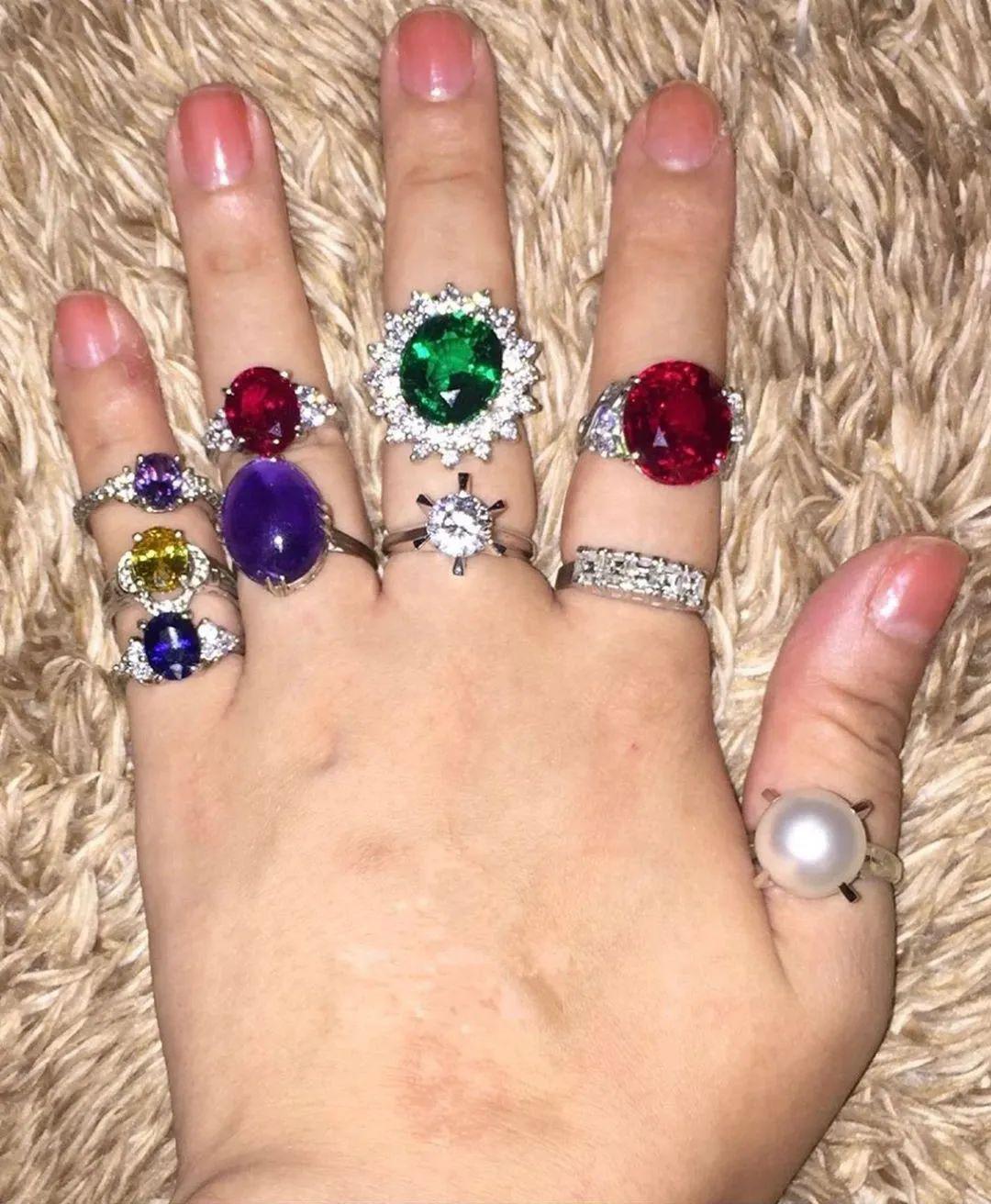爱珠宝的她,宝石多得可以戴满自己的手又或者不经意间露出自己的