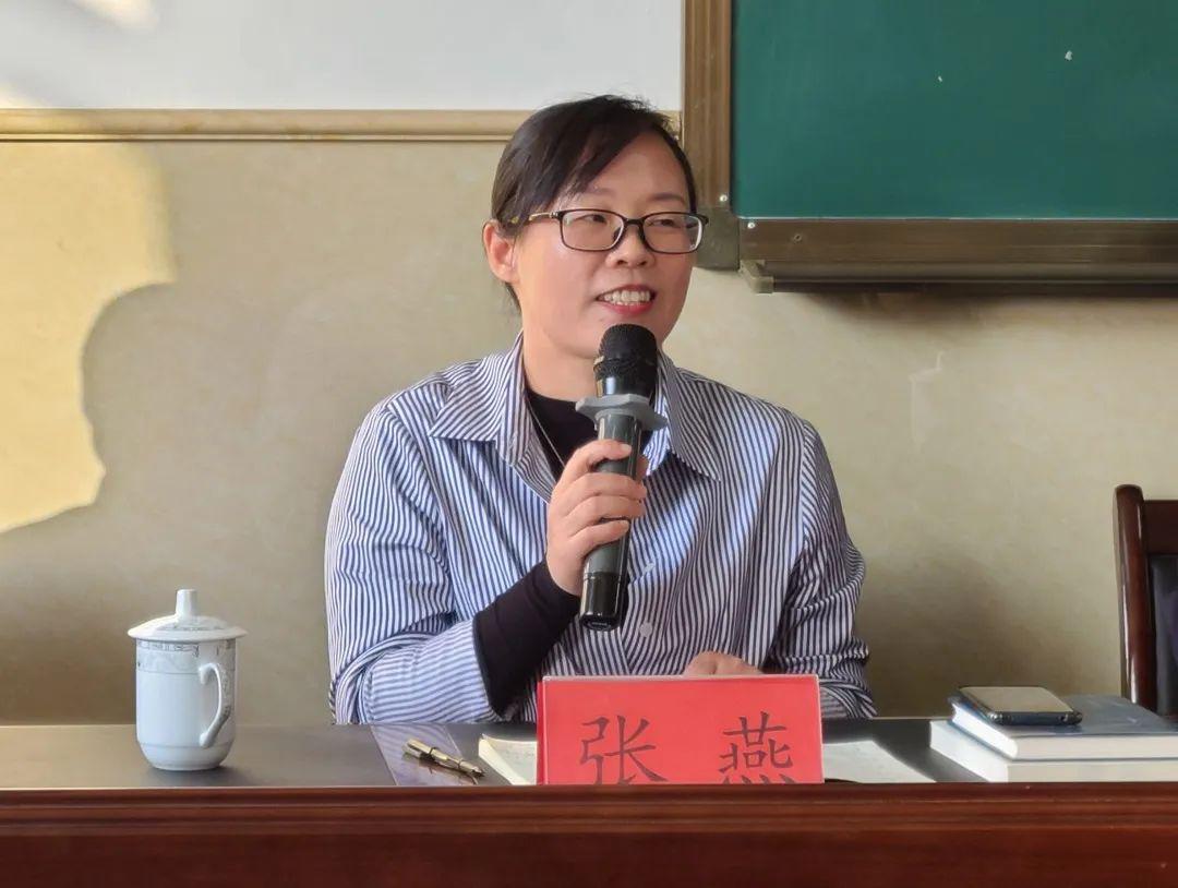 课后,张燕校长,各科骨干教师积极评课.