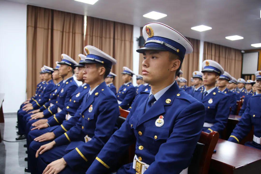 江西首批324名新招录消防员正式授衔