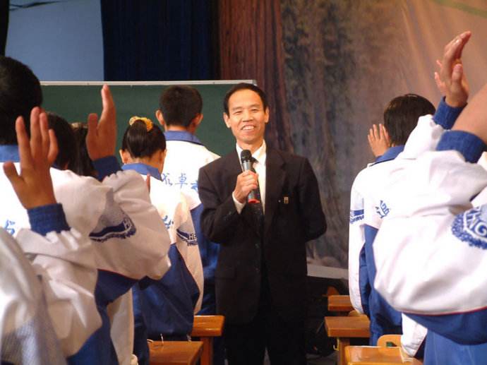 老师,到班主任,到校长,再到教育局长,官越当越大,但是魏书生身上绝无