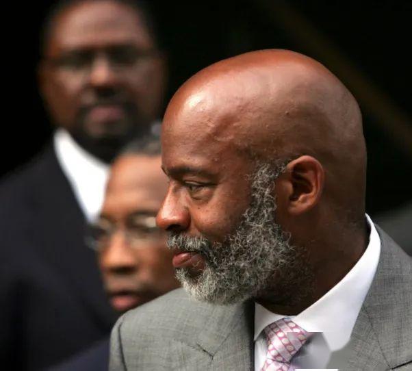 这场闹剧看得人云里雾里违法者成英雄法要怎么守