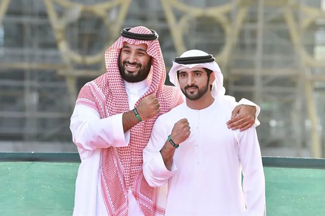 35岁沙特王储太喜庆与38岁迪拜王子见面直接把大帅哥搂入怀中