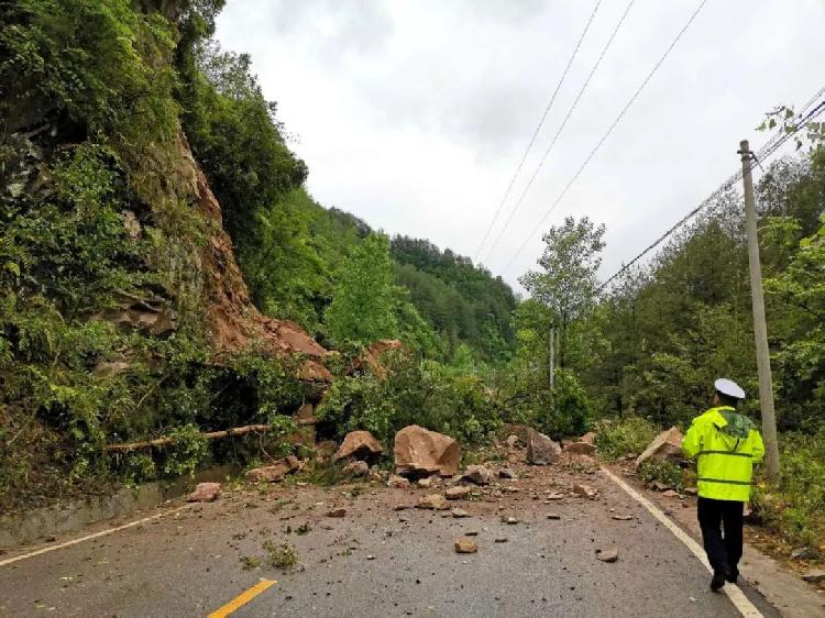 突发211国道走马镇马鞍村段山体塌方道路中断