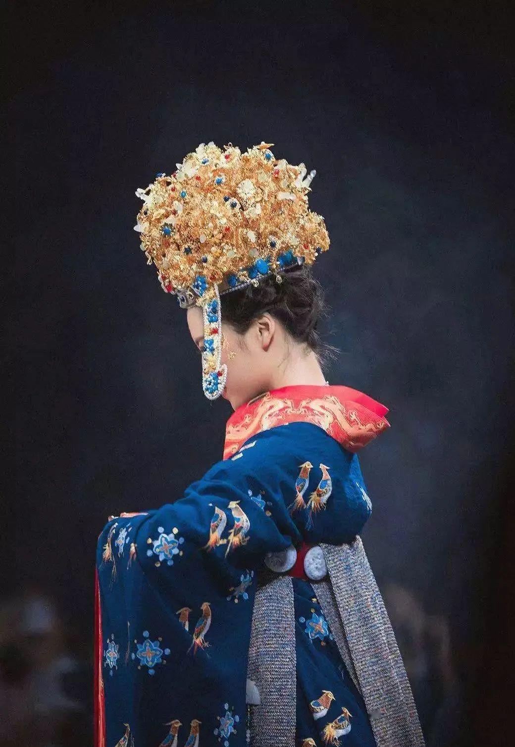 袆衣愿在衣而为领承华首之余芳禅衣汉裳