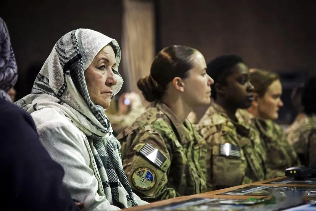阿富汗女兵阵亡图片