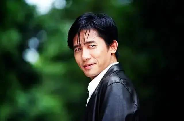 原创当年拍无间道为了防止梁朝伟从高楼掉下去两个人拉住他的腿