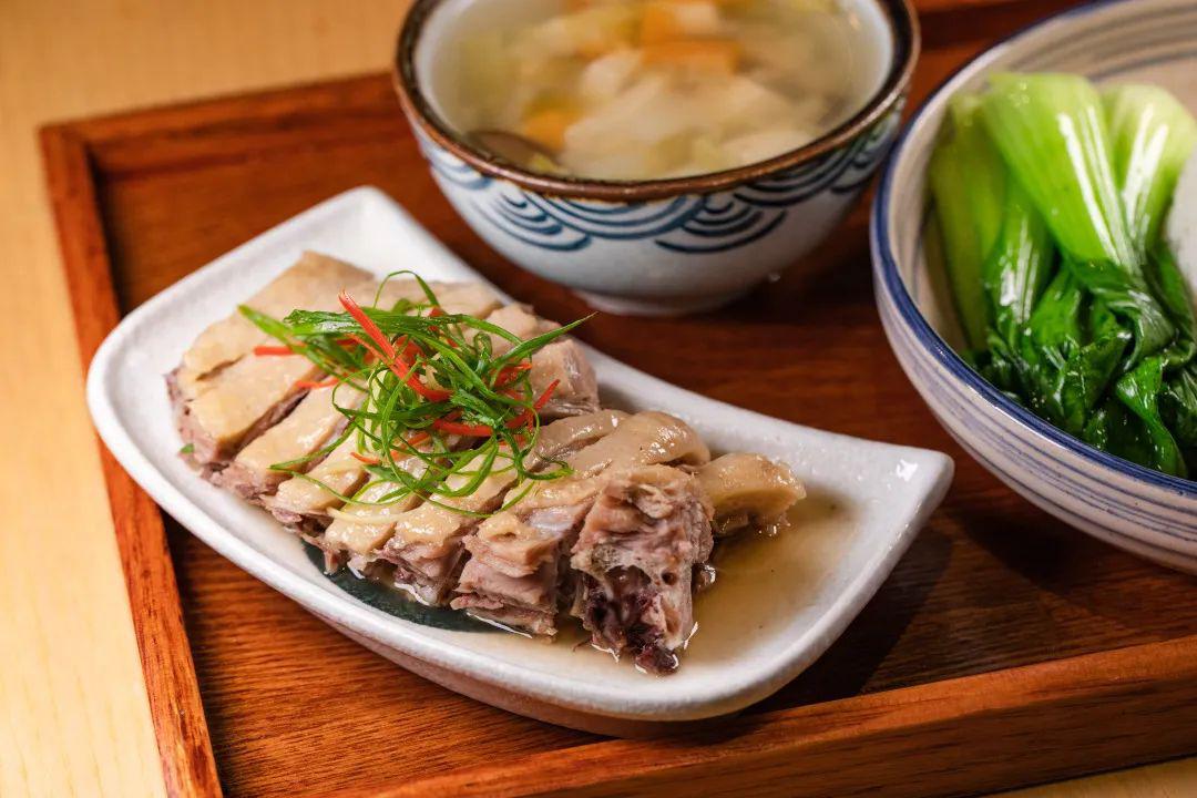 被100个顾客打爆电话后,她决定把这家社区小店开下去