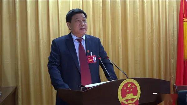 上午8点30分,大会在嘹亮的国歌声中开幕,县委书记王国玺主持会议并