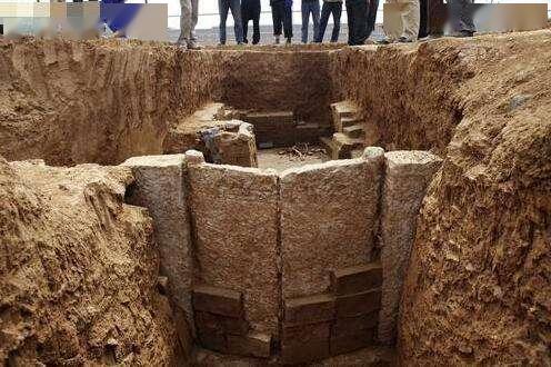 长沙晋墓挖出一对诡异瓷俑老专家揭开了谜团直言全国唯一