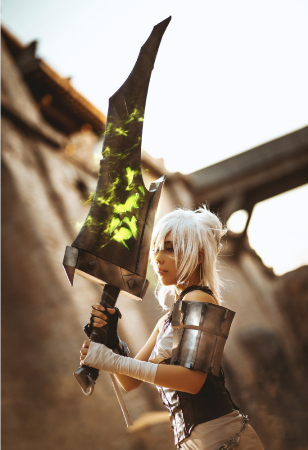 acg最靓coser第16期:帅气小姐姐带着断剑,完美重现瑞雯英姿_锐雯