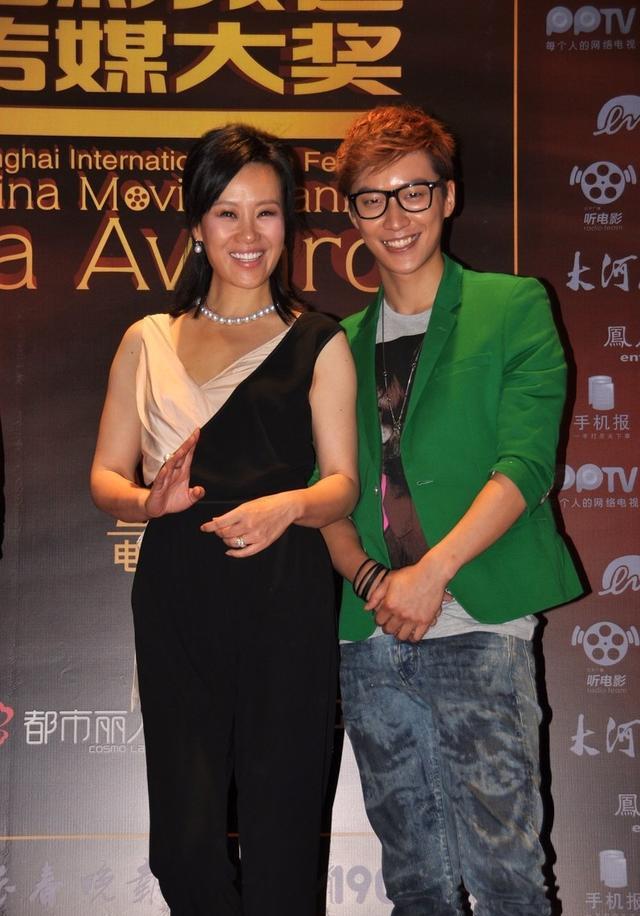 邬君梅还穿过左右拼接的礼裙,白色与黑色的搭配增加了礼裙的精致感与