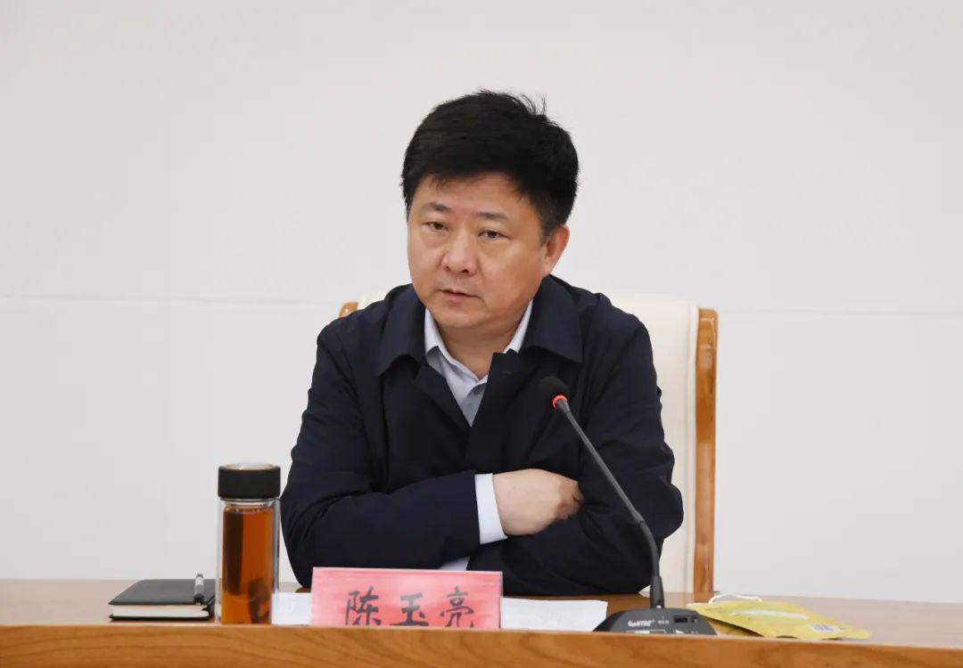 县委书记陈玉亮主持会议并讲话.县长任华山出席会议并讲话.