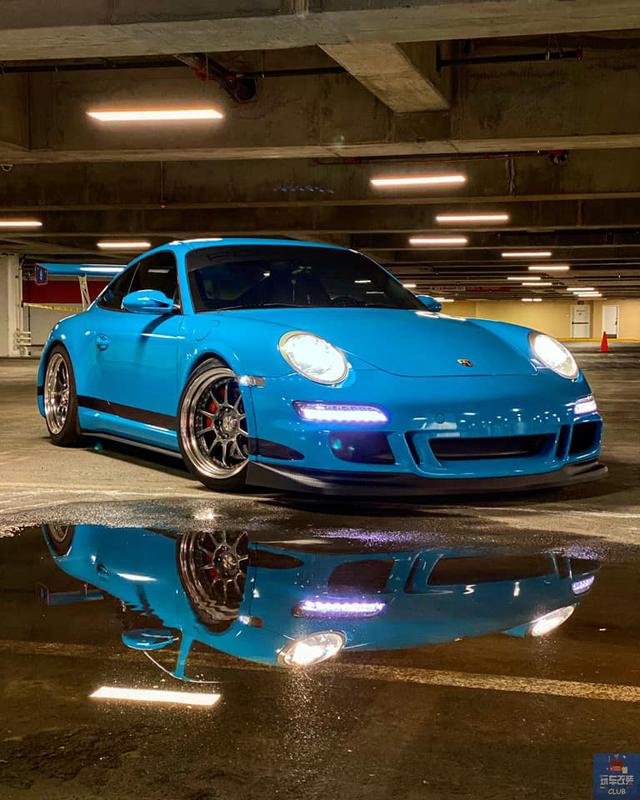 这辆2005款保时捷911被改装成古灵精怪的"蓝精灵"