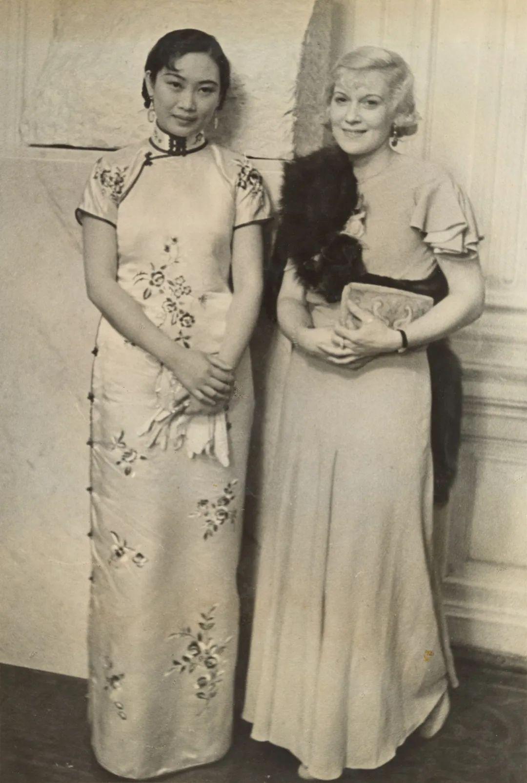 左二徐来;前排:左一陈玉梅,左二胡蝶,左三黎明晖,左四阮玲玉)也许