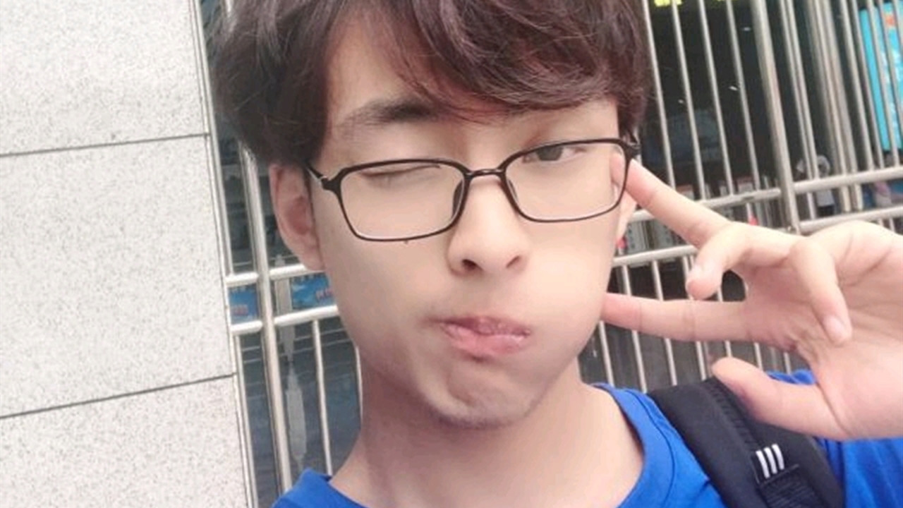 虎牙赖神找陪玩小姐姐突发现场车祸超管黑屏警告弹幕爆笑