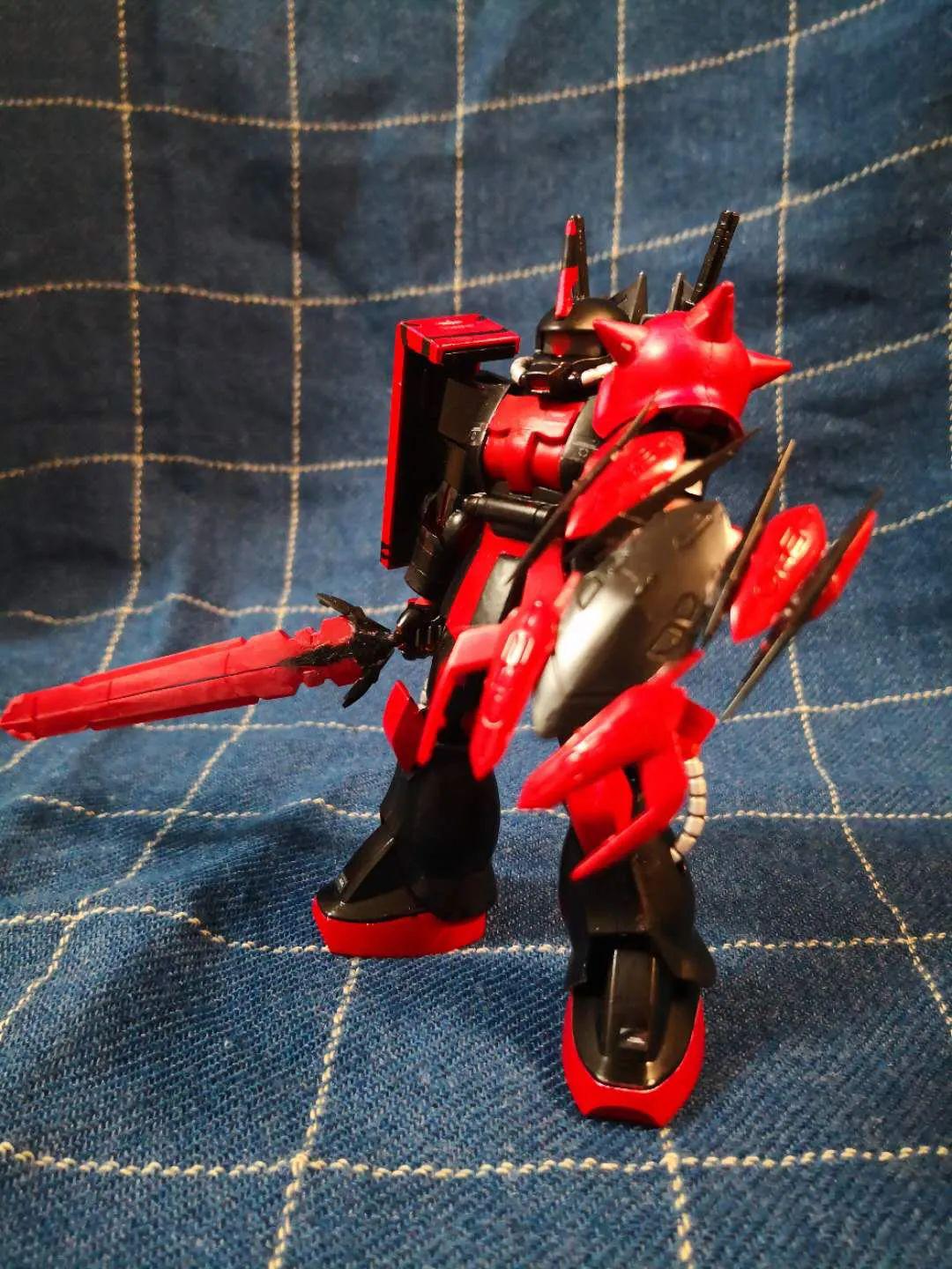 暗黑大骑士夏亚扎古2,创意来自暗黑大骑士和优衣库扎古.