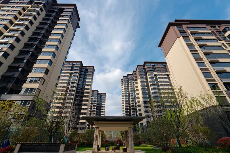 多图直击新站正荣悦都荟交付实景曝光精装入户大堂银杏大道