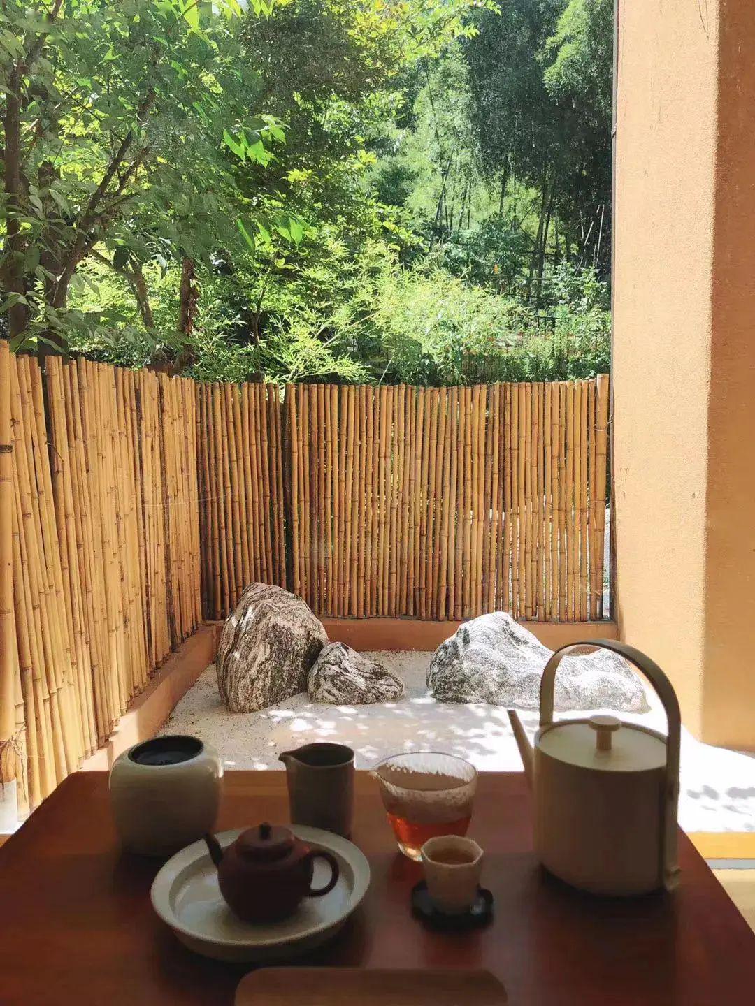 他在家里做了2个厨房和3个茶室喝一口茶15万每周都有聚会