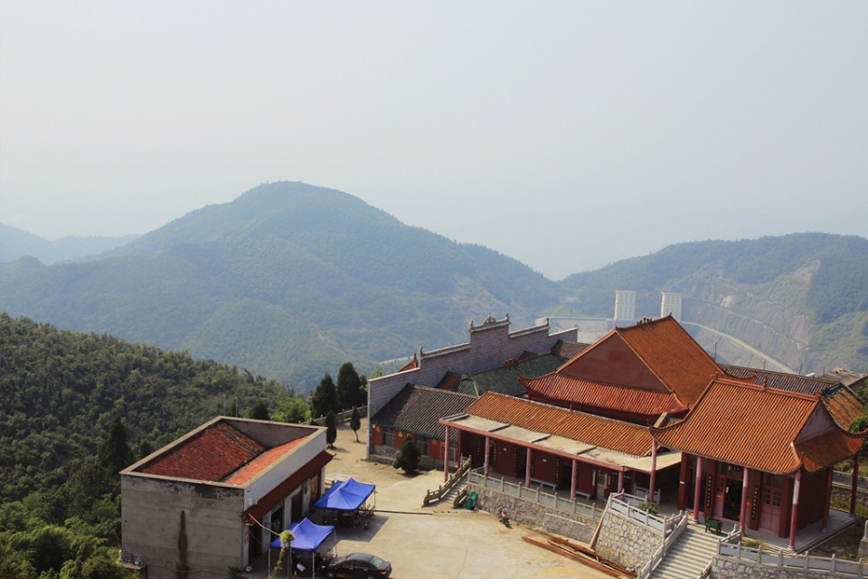 27元百里丹霞,玻璃桥景区石牛寨五一长假期间要说热度最高的景区,绝对