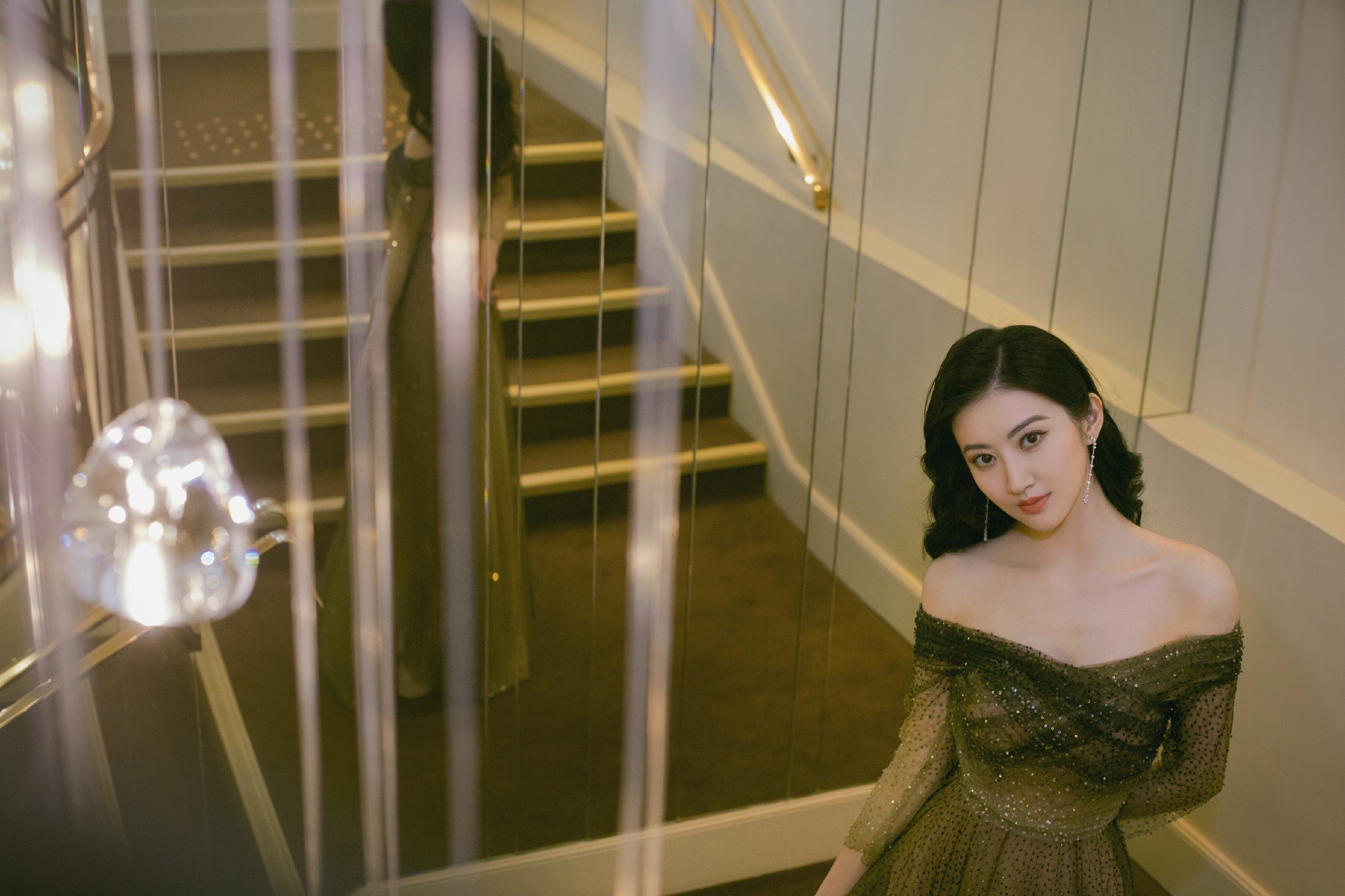 原创景甜拥有好身材真任性身穿墨绿色连衣裙搭配高跟鞋优雅又大气