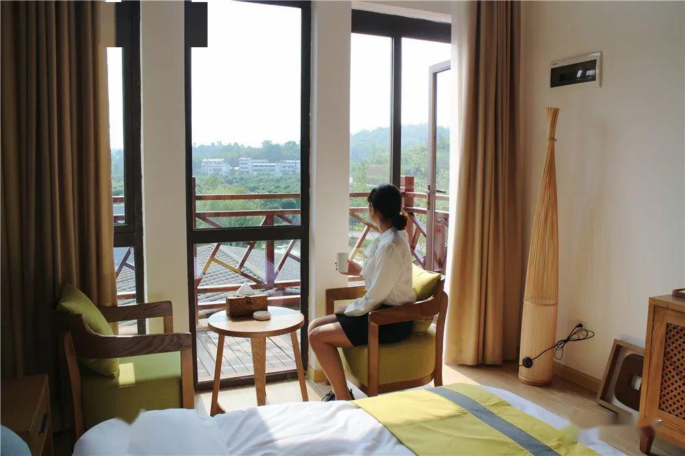 游客可以在西郊绿道体验骑行的乐趣,还可以到月色雅筑民宿,感受"天净