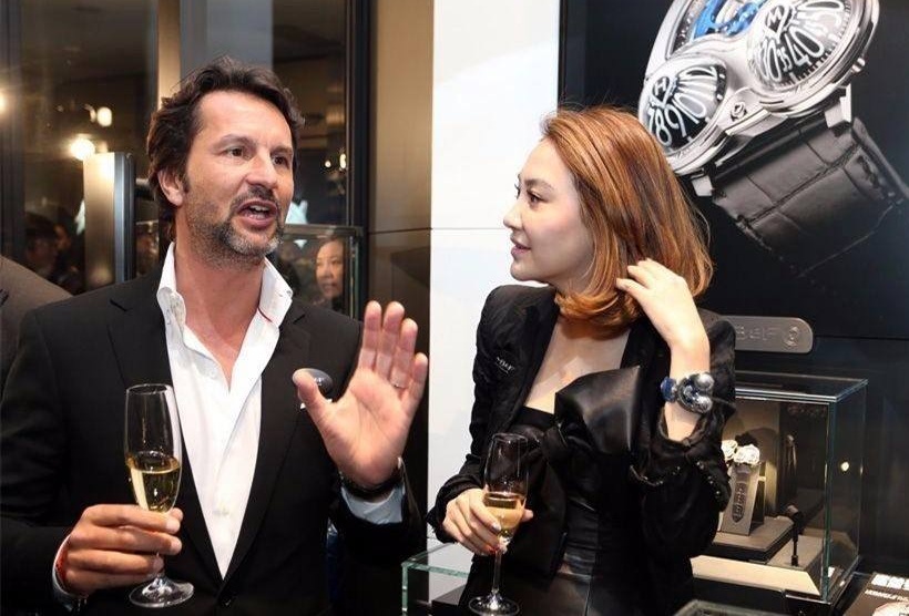 如今,沈国军还娶了一个比他小20岁的漂亮女星张婉如,可谓是事业爱情双