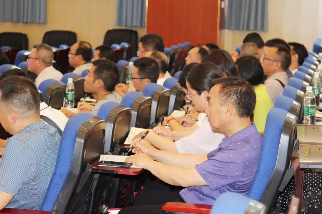 与会人员认真聆听,细致记录犍为县教育局副局长李方友讲话李方友副