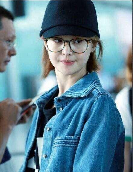 郑爽郑爽的素颜一向很顶,在机场上就有人拍到郑爽戴眼镜的造型.