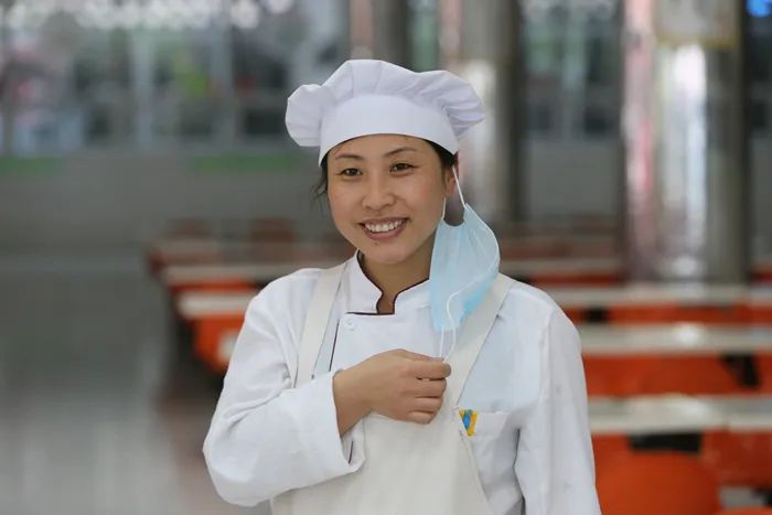 餐厅工作人员←印刷室工作人员→医务人员←消毒人员→保洁人员绿化