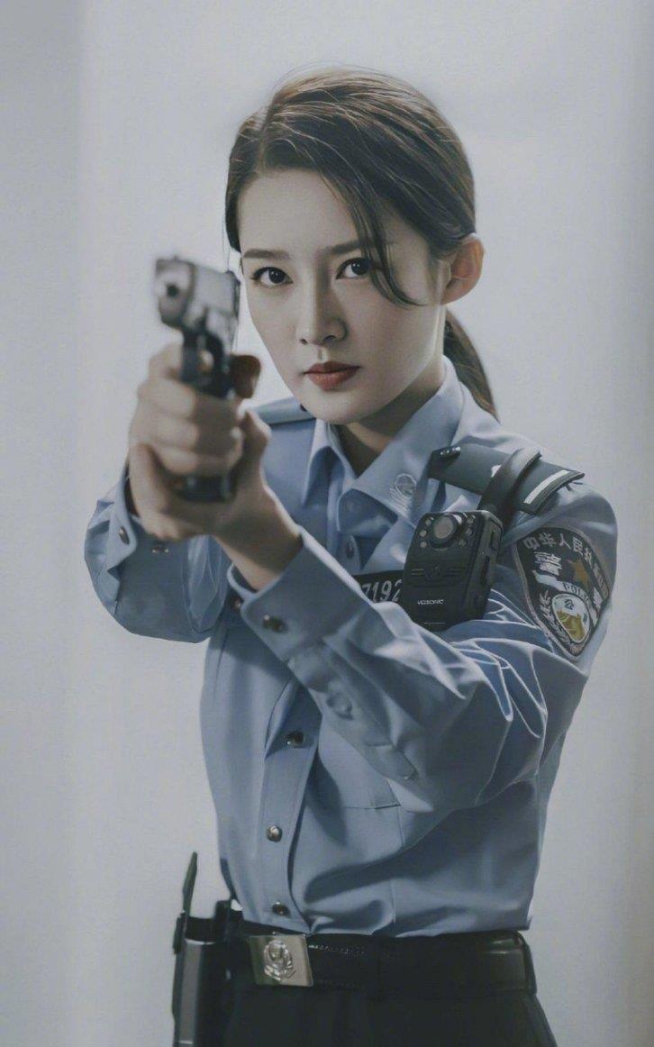 女星穿警服杨幂清爽李沁霸气杨蓉干练而最美的竟是她