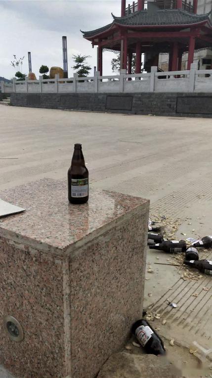 满地花生壳啤酒瓶碎玻璃片藤县这个河堤环境问题要重视