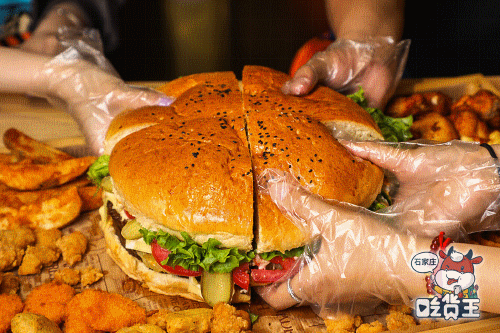 汉堡的用料也是相当丰富,双层的牛肉饼是超级大汉堡的标配,嗜肉爱好者