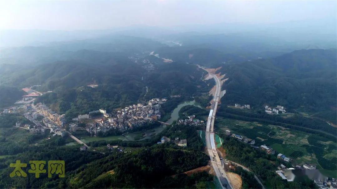 太平网航拍荔玉高速公路宁康至平南水晏段
