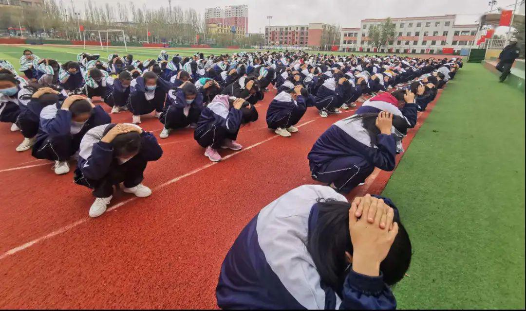 【校园动态】共和县中学开展地震应急疏散演练活动