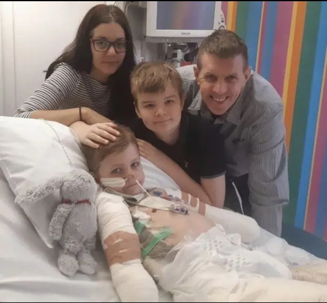 英国7岁男孩患脑膜炎做了23次手术,被迫截掉双腿和双臂