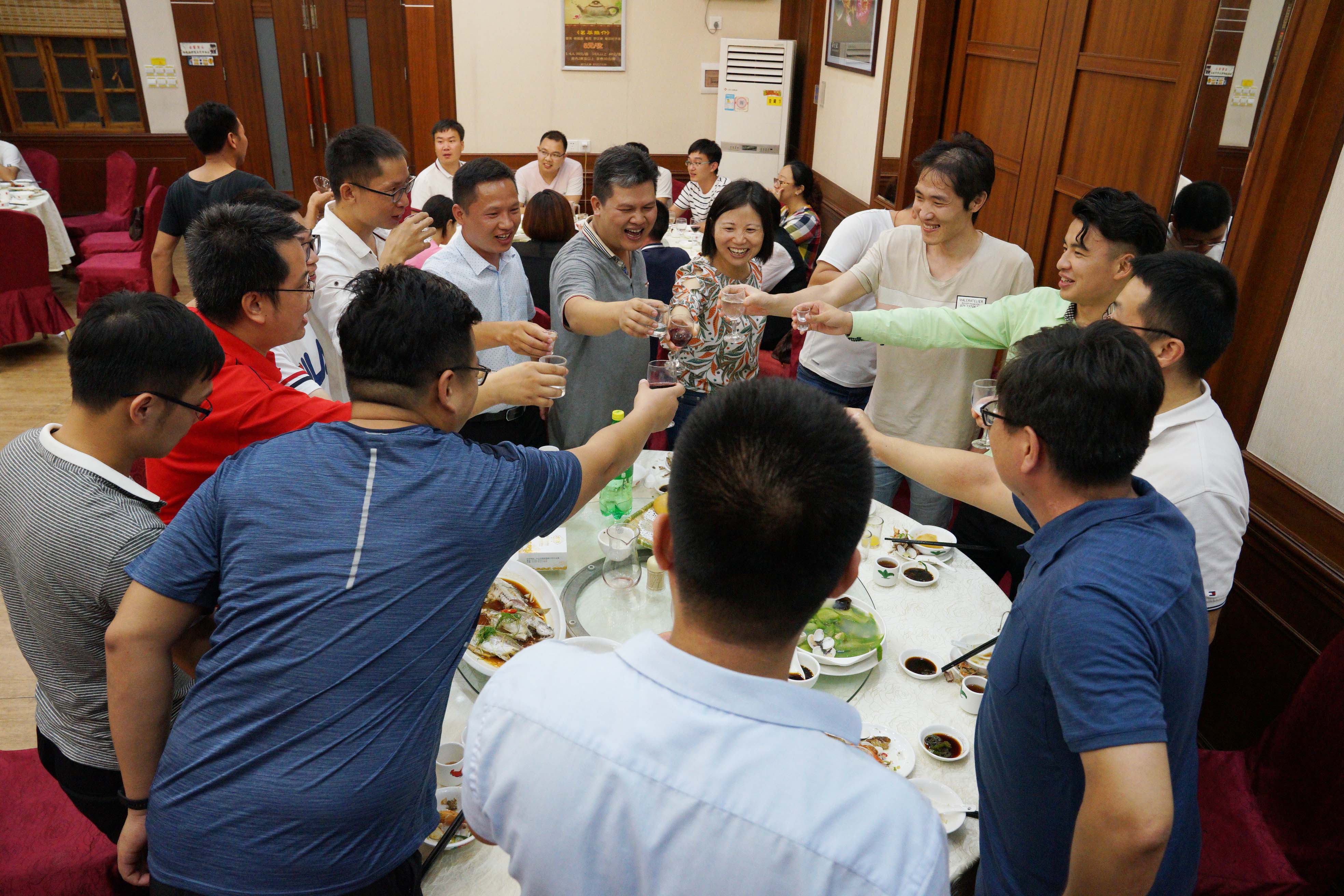 社交规则饭局中不要只低头吃菜要懂得把握机会