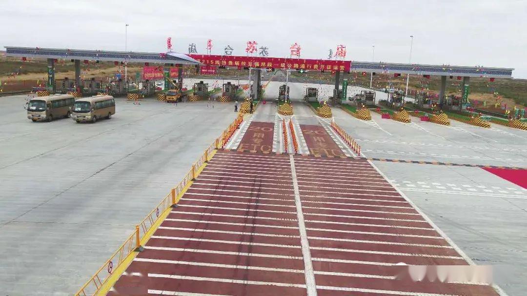 该公路向南延伸接荣乌高速,向北接沿黄高速公路,是内蒙古自治区西部