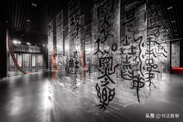 看他在北京的个展,展厅现场已经完全打破了书法篆刻艺术的边界,装置